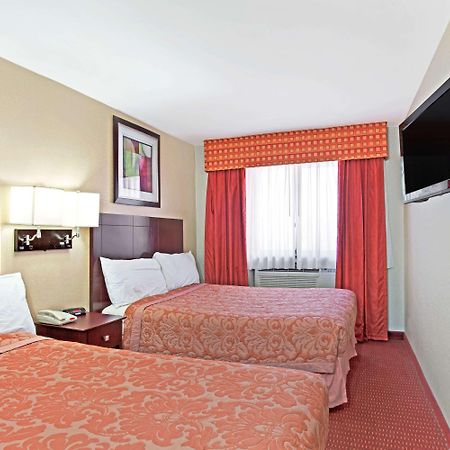 Super 8 By Wyndham Long Island City Lga Hotel New York Exterior photo