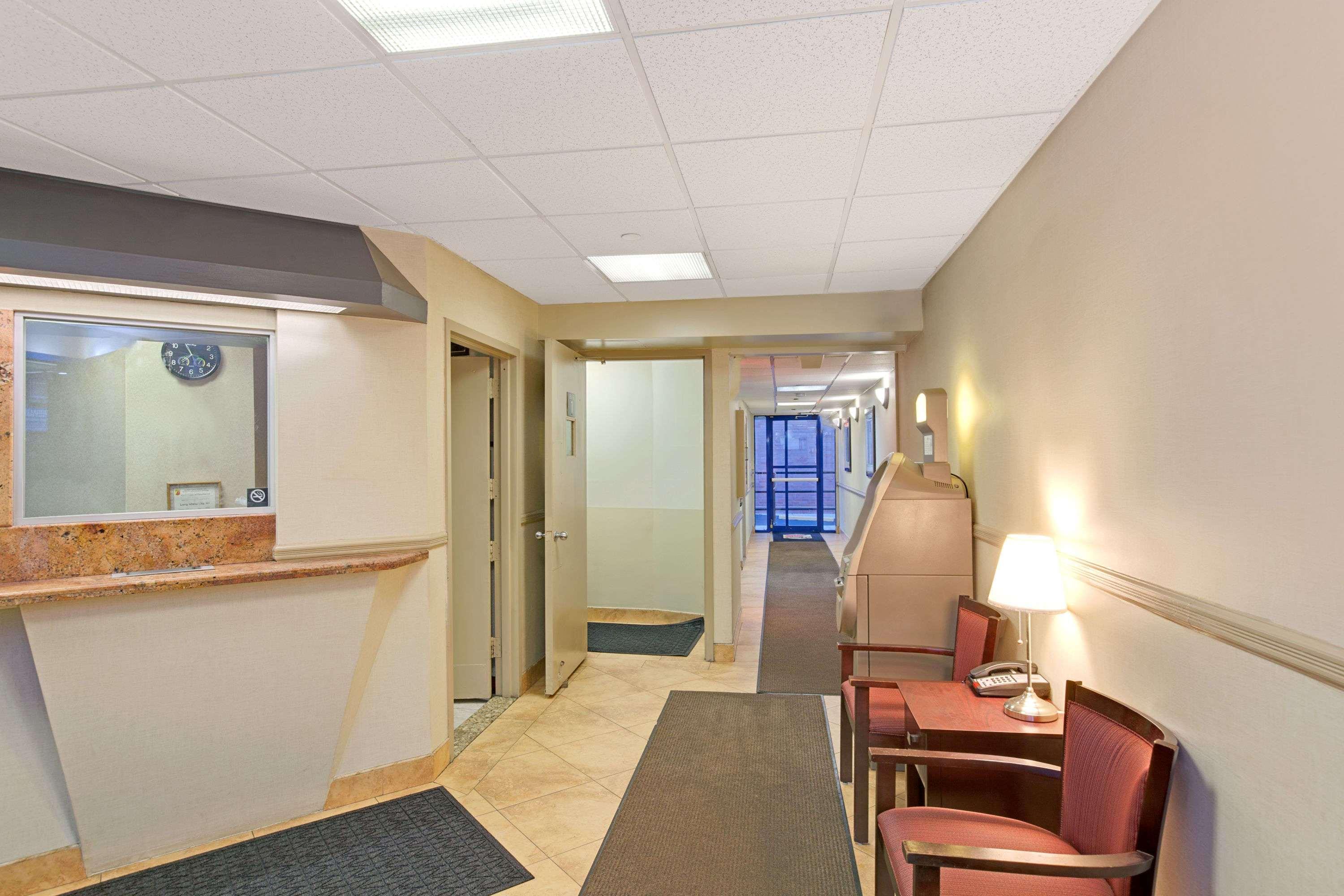 Super 8 By Wyndham Long Island City Lga Hotel New York Exterior photo