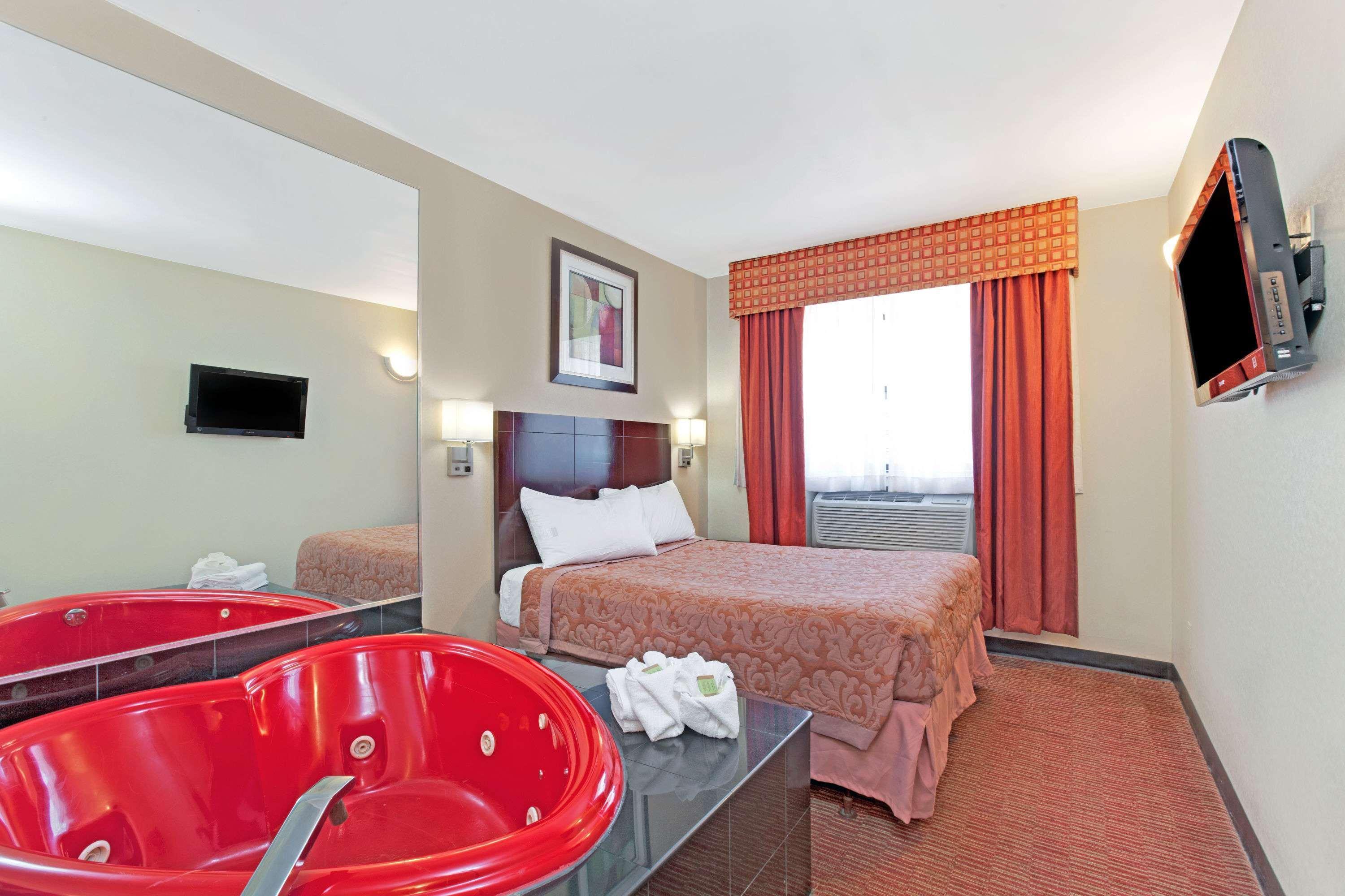 Super 8 By Wyndham Long Island City Lga Hotel New York Exterior photo
