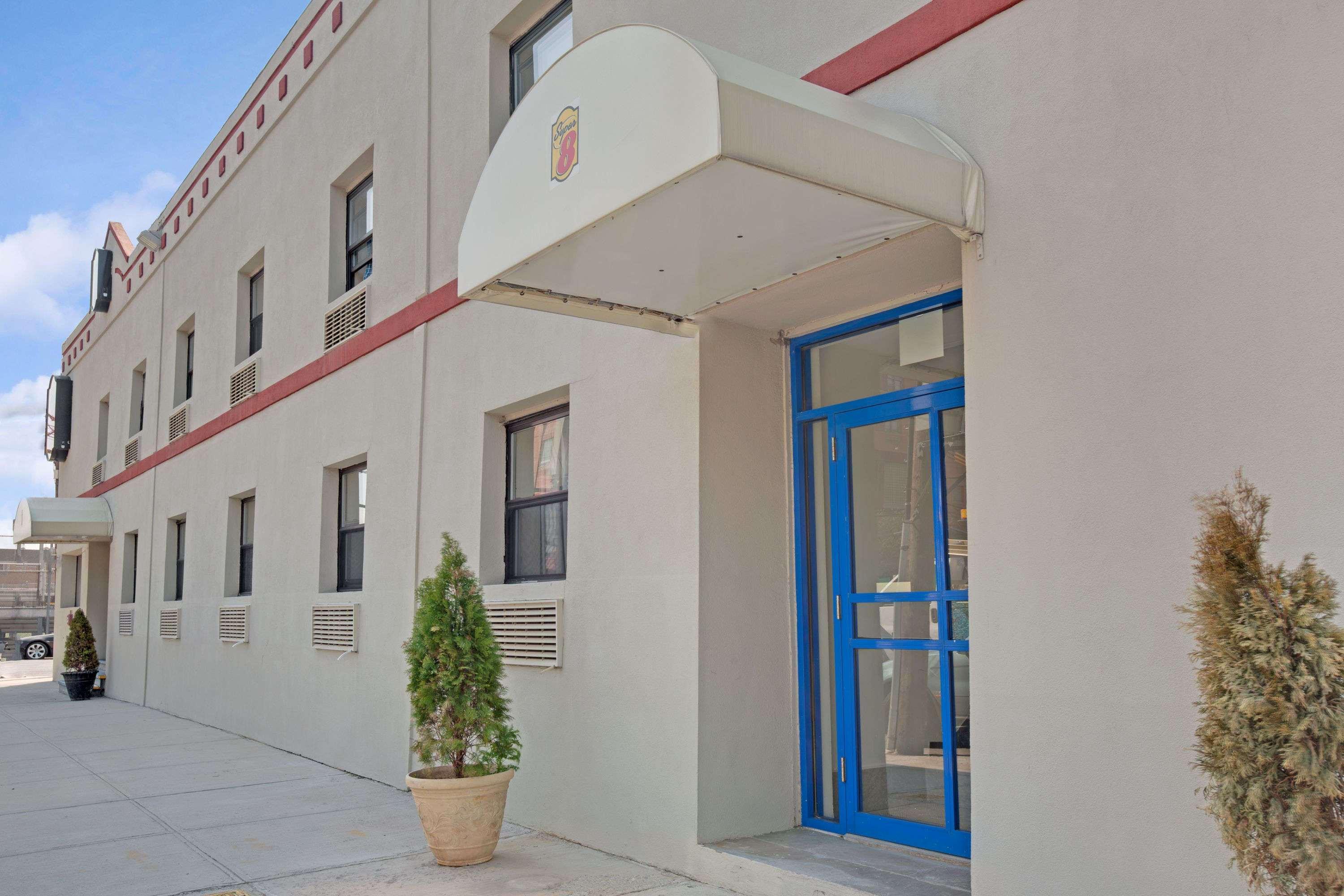 Super 8 By Wyndham Long Island City Lga Hotel New York Exterior photo